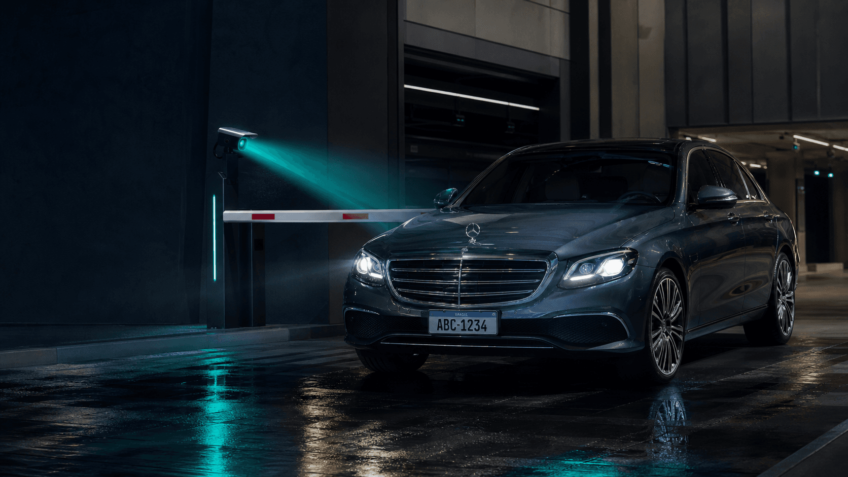 Mercedes na entrada do estacionamento com a placa ABC-1234